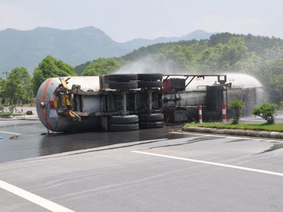 Liquefied petroleum gas tanker rollover accident