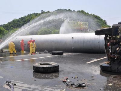 Liquefied petroleum gas tanker rollover accident